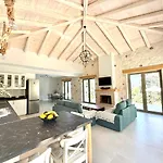 Seaforest Villa, Grand New! 2 Km From *